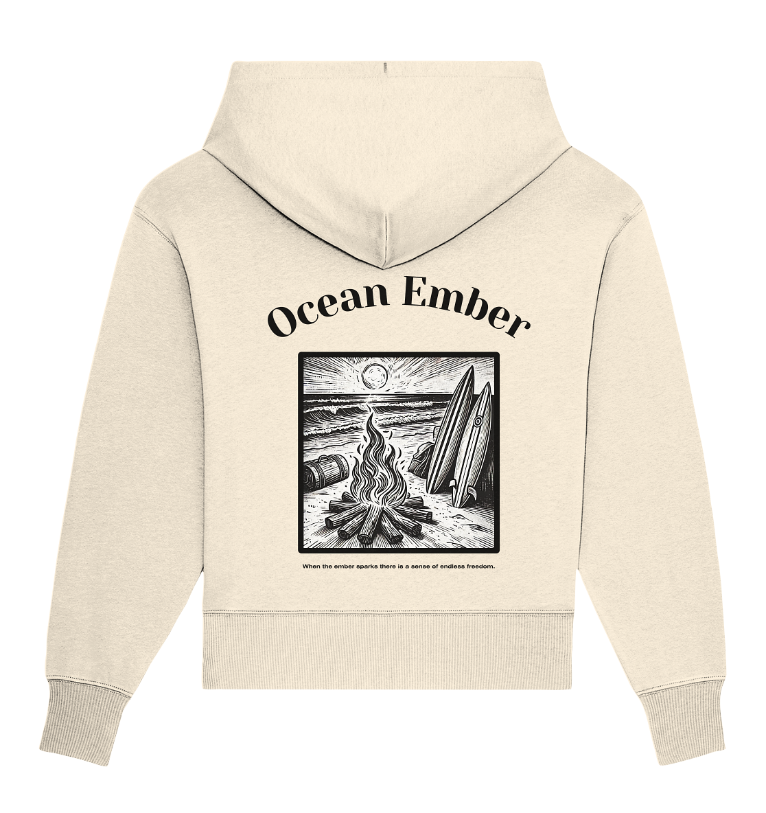 Ocean Ember Oversized Hoodie in Creme mit einem Rückendesign, das ein Lagerfeuer und Surfbretter am Strand bei Sonnenuntergang zeigt. Der Hoodie ist ideal für Abenteurer, Surfer und Naturliebhaber, die Wärme und Stil in einem nachhaltigen Kleidungsstück suchen.