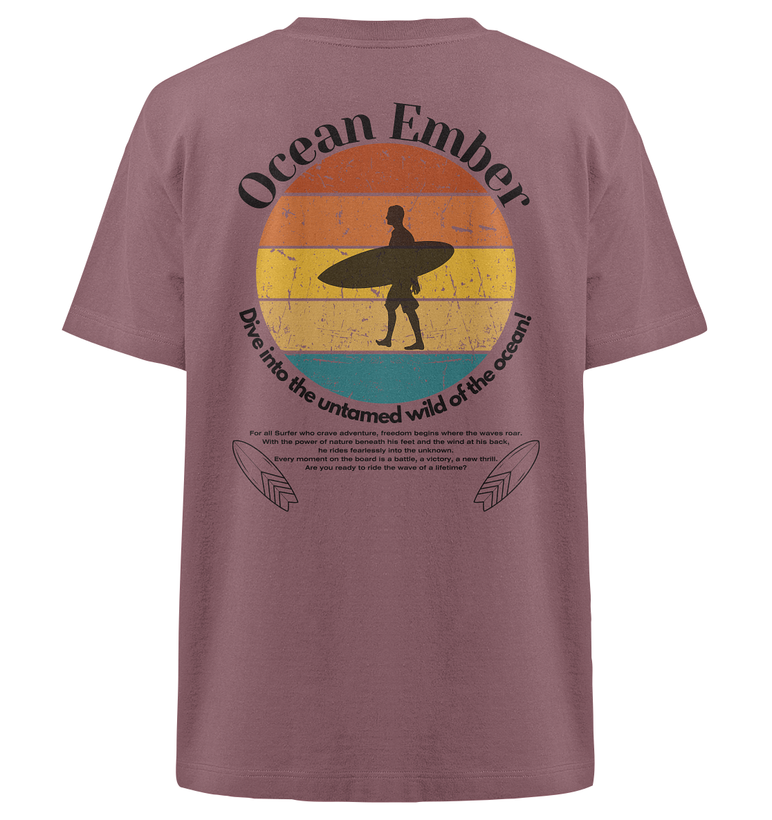 Ocean Ember Oversized Tshirt in leichtem Rot mit einem Rückendesign, das einen Surfer vor einem Sonnenuntergang zeigt. Ideal für Abenteurer, Surfer und Naturliebhaber, gefertigt aus nachhaltigen Materialien für Komfort und Stil in der Natur.
