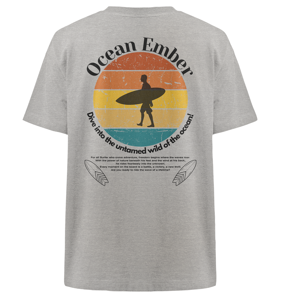 Ocean Ember Oversized Tshirt in Grau mit einem Rückendesign, das einen Surfer vor einem Sonnenuntergang zeigt. Ideal für Abenteurer, Surfer und Naturliebhaber, gefertigt aus nachhaltigen Materialien für Komfort und Stil in der Natur.