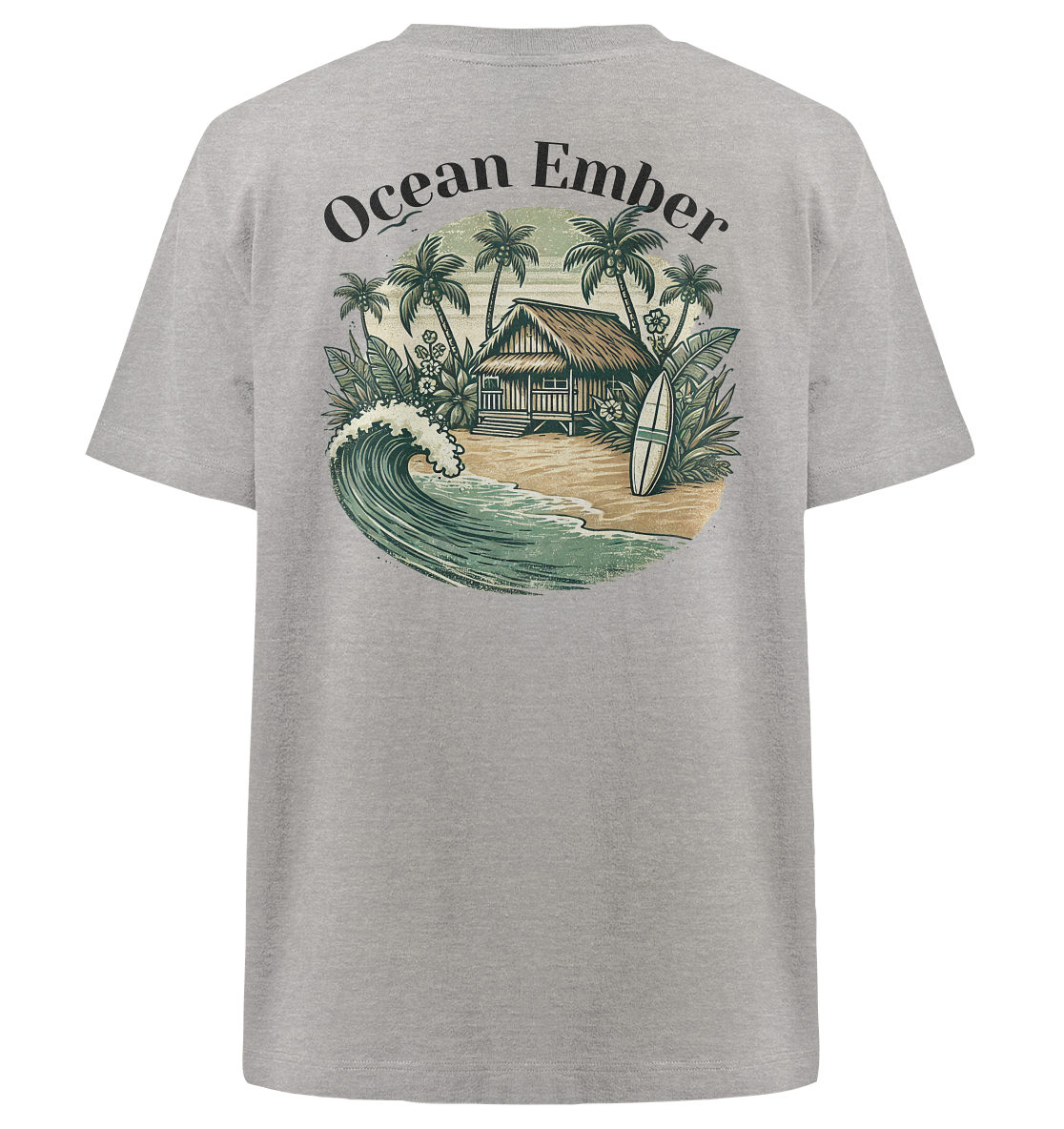 Rückseite eines T-Shirts mit einem großen, kreisförmigen Surfer-Design. Das Motiv zeigt eine tropische Strandhütte umgeben von Palmen, mit einem Surfbrett im Sand und einer brechenden Welle im Vordergrund. Oberhalb des Motivs steht der Schriftzug ‚Ocean Ember‘.
