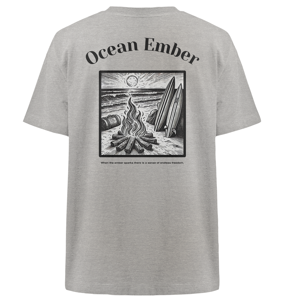 Ocean Ember Oversized Shirt in Grau mit einem Rückendesign, das ein Lagerfeuer und Surfbretter am Strand bei Sonnenuntergang zeigt. Das Shirt ist ideal für Abenteurer, Surfer und Naturliebhaber, die Wärme und Stil in einem nachhaltigen Kleidungsstück suchen.