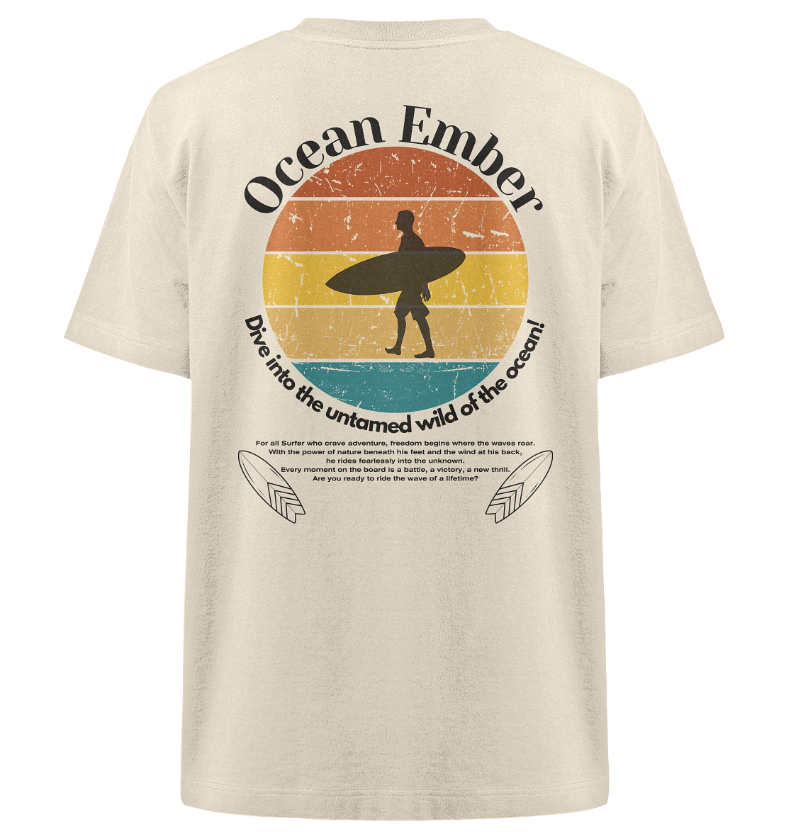 Ocean Ember Oversized Tshirt in Creme mit einem Rückendesign, das einen Surfer vor einem Sonnenuntergang zeigt. Ideal für Abenteurer, Surfer und Naturliebhaber, gefertigt aus nachhaltigen Materialien für Komfort und Stil in der Natur.