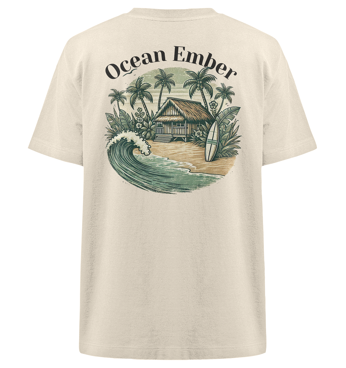 Rückseite eines T-Shirts mit einem großen, kreisförmigen Surfer-Design. Das Motiv zeigt eine tropische Strandhütte umgeben von Palmen, mit einem Surfbrett im Sand und einer brechenden Welle im Vordergrund. Oberhalb des Motivs steht der Schriftzug ‚Ocean Ember‘.